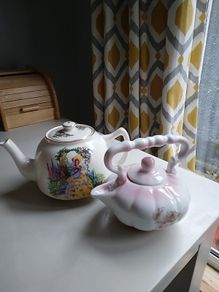 2 teapots