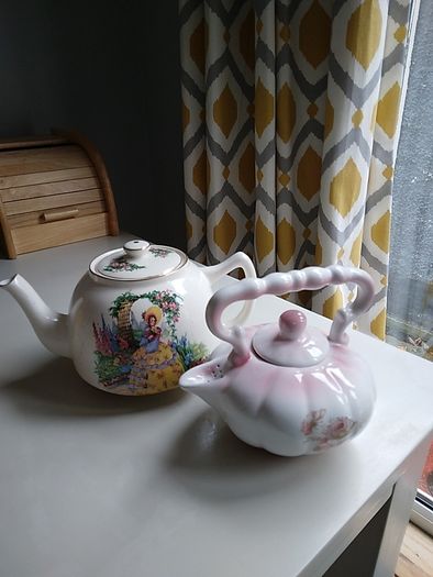 2 teapots