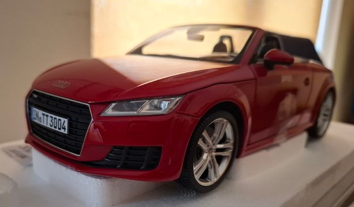 AUDI TT Roadster 2014 - Minichamps Dealer Edition 1/18 New In Box