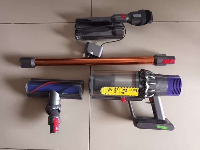 dyson v10 in great condition after full service done with fresh filter plus 2 motorheads