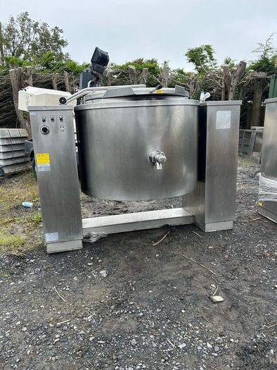 2 Used large soup maker holds 1200 cups of soup needs small repair