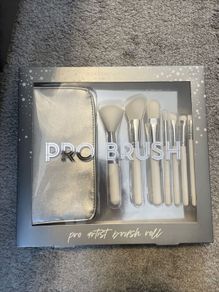 New Academy of Colour Pro Artist Brush Roll and Make Up Brushes