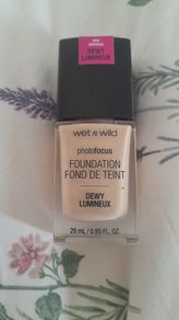 wet n wild Foundation Dewy in soft Ivory