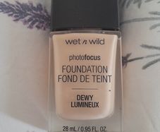 wet n wild Foundation Dewy in soft Ivory