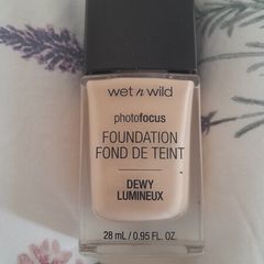wet n wild Foundation Dewy in soft Ivory