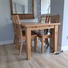 Beautiful extendable solid oak table and chairs