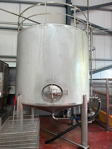 Stainless steel tank with paddle mixer