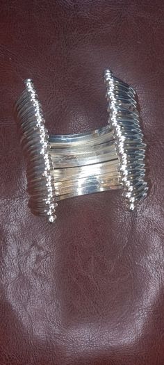 Vintage jewelry is sold individually for 5 to 10 euros