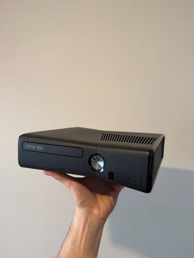Xbox 360s 250gbHdd and games( plug n play )