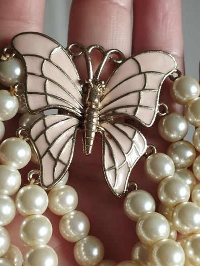 A beautiful faux pearl butterfly bracelet.