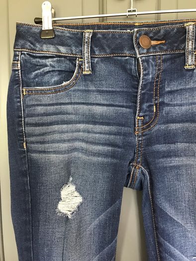 American Eagle Outfitters ladies/girls ripped jeans size 4