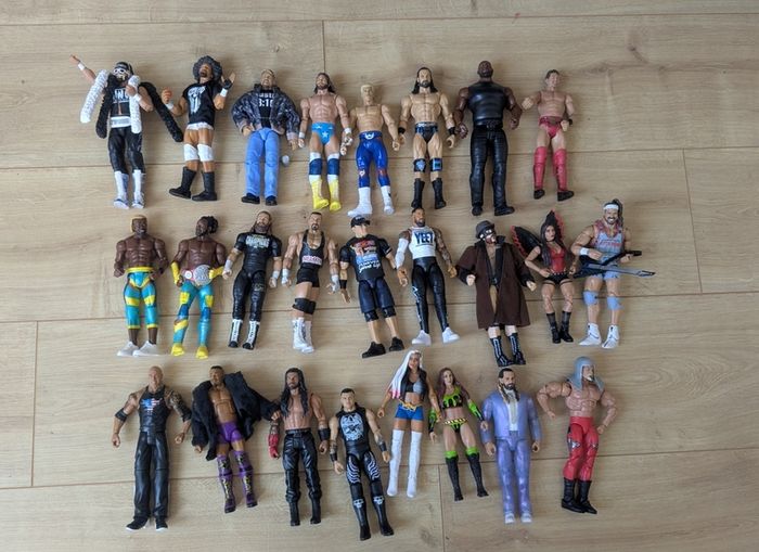 25 WWE Figures