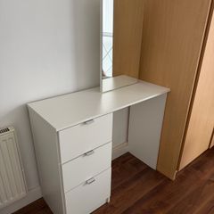 Makeup vanity desk