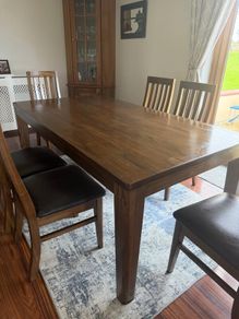 Walnut Dinning Room Table & 6 Chairs