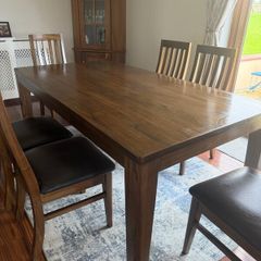 Walnut Dinning Room Table & 6 Chairs