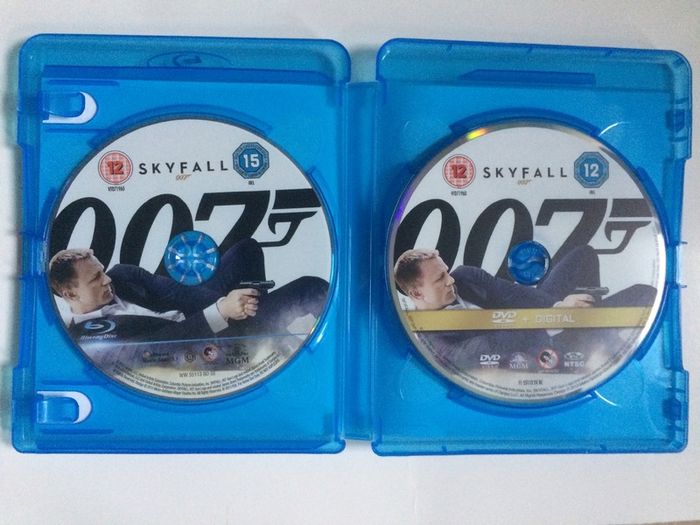 007 James Bond: Skyfall [2012] Daniel Craig, Javier Bardem, Judi Dench, Naomie Harris, Ben Whishaw, Ralph Fiennes, Berenice Marlohe & Albert Finney [Blu-ray+DVD Movie]