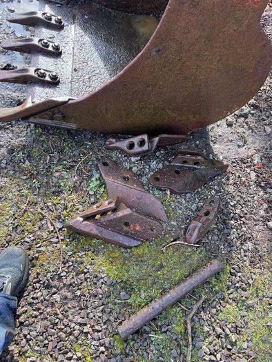 4 Original JCB 3Cx buckets, Ripper toe and wheel