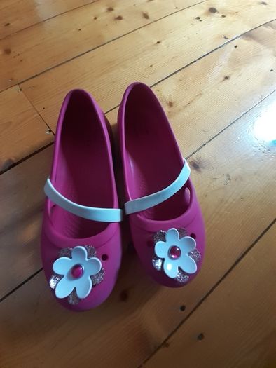 girls pink crocs