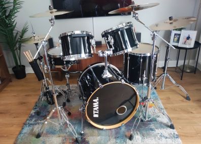 Tama 5-piece black Drum Kit with Zildjian cymbals and drum cases.