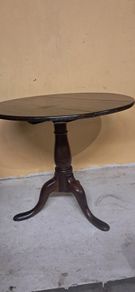 circular manogany table