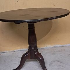circular manogany table