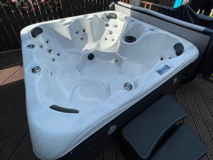 New 7 Person Hot Tub offer - Free Delivery