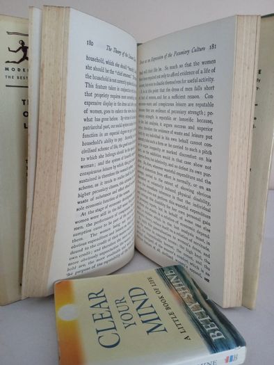 The Theory of the Leisure Class: An Economic Study of Institutions by Thorstein Veblen (GT194)