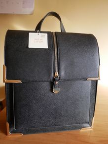 Ladies black synthetic bag.