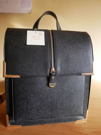Ladies black synthetic bag.