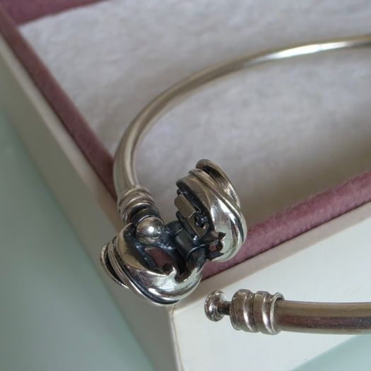 Pandora Moments encircled clasp bangle openwork swirl clasp holding a sparkling center crystal in great condition