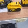 batteries and charger dewalt 5.0Ah Image 3