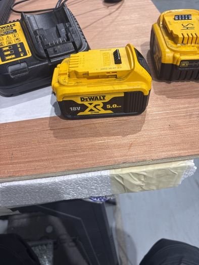 batteries and charger dewalt 5.0Ah