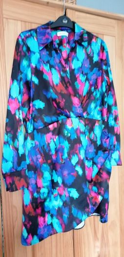 dress gallery size 14 elasticated waist at back. Wrap style  that doesnt open