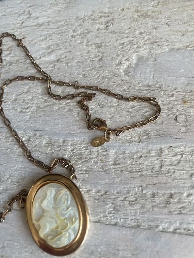 Vintage Hand Carved Mother of Pearl Cameo Pendant