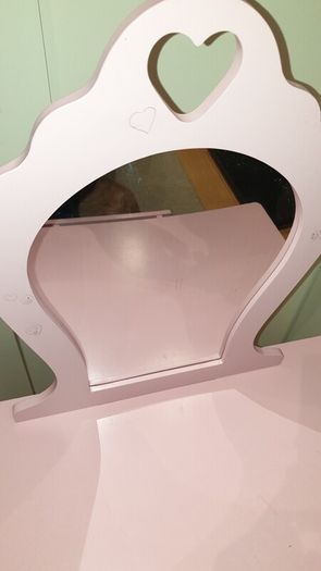Kids pink desk with chair