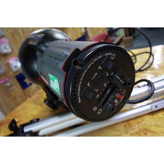 31631 SolaFlash 150 Studio Strobe Light