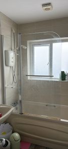 Shower screen for bath