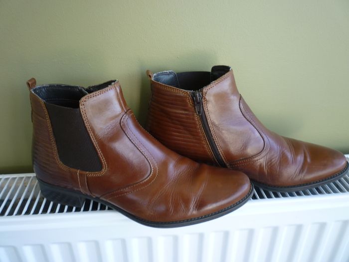 Brown Leather Chelsea Ladies Boots.  Side Zip. Colour Saddle Brown. Brand Ellen Blake.  Size Uk 6 / Eu 39.   In Very Good Condition. Quality Leather