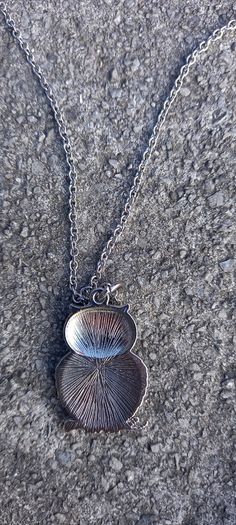 Vintage jewelry is sold individually for 5 to 10 euros