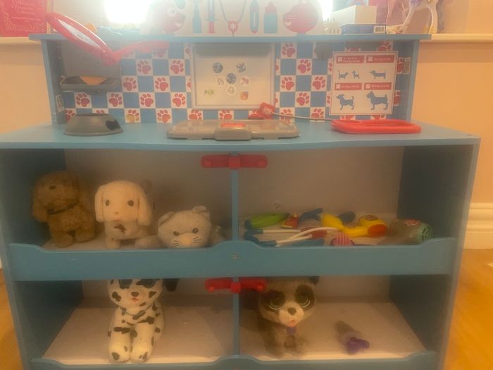 Wooden vet centre by Melissa and Doug