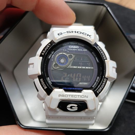 Vintage White G-shock 8900 Series Tough Solar Negative Black Screen