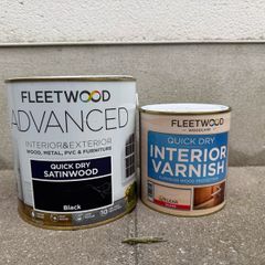 Quick dry satinwood black paint and varnish