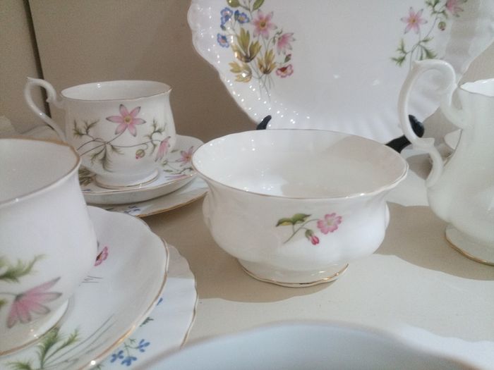 Richmond Bone China 21 piece Tea set 'Wild Anemone'