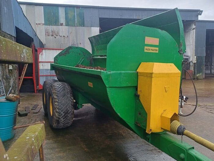 Major dung spreader