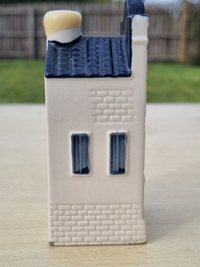 Ceramic miniature collector's house number 67 from the Delft Blue series
