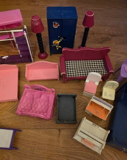 Furniture for doll house