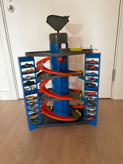 Hotwheels Garage & 22 Hotwheels cars