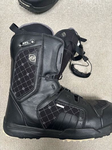 Snowboard boots