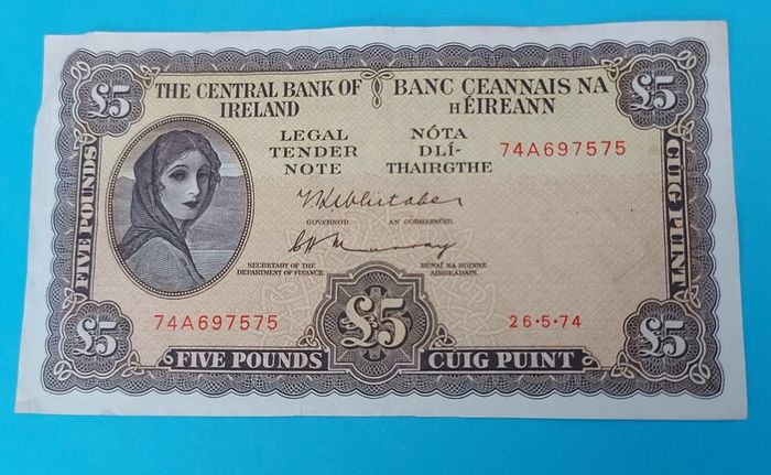 Irish 1974 Lavery Five pound banknote in Extremley Fine condition