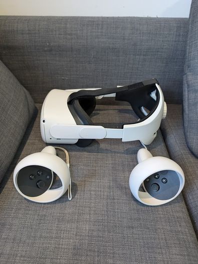 Oculus 2 + Head mount + Long cable + 2 carrying cases